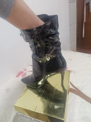 Stivaletti vernice nera tacco alto