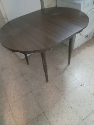 Mesa de comedor ovalada de madera