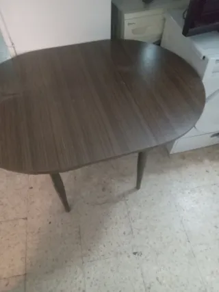 Mesa de comedor ovalada de madera