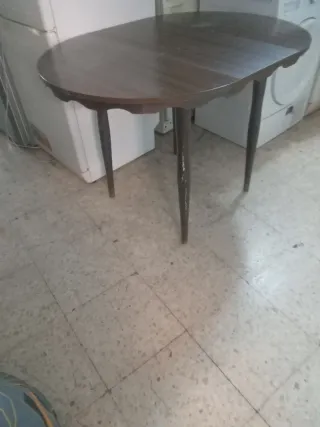 Mesa de comedor ovalada de madera