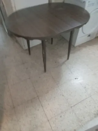 Mesa de comedor ovalada de madera