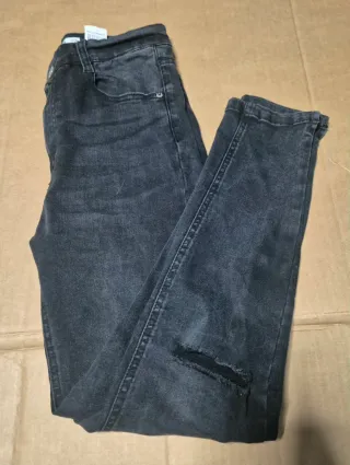 Pantalón Pull&Bear gris desgastado talla 38