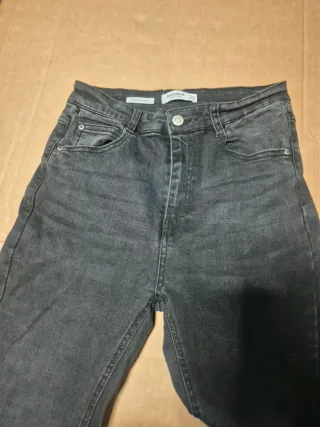 Pantalón Pull&Bear gris desgastado talla 38