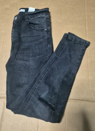 Pantalón Pull&Bear gris desgastado talla 38