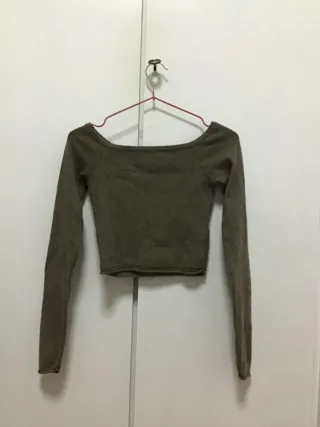 Top Bershka marrón con hombros descubiertos