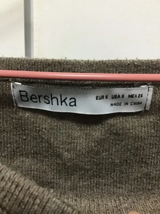 Top Bershka marrón con hombros descubiertos