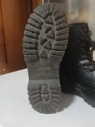 Botas negras con cremallera y plataforma