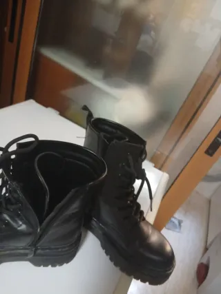 Botas negras con cremallera y plataforma