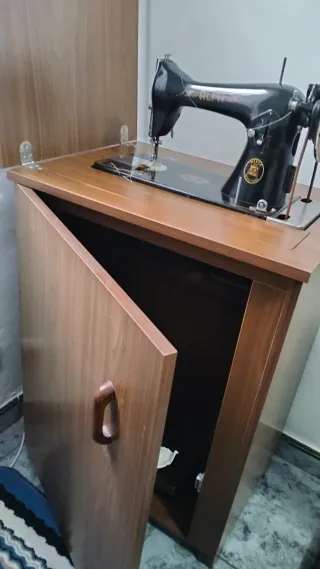Máquina de coser Alfa con mueble