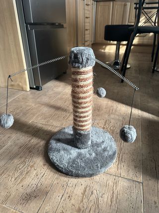 Rascador para gatos con pompones