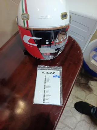 Casco de moto blanco con detalles tricolor