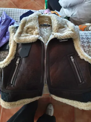 Chaleco pelo ZARA marrón