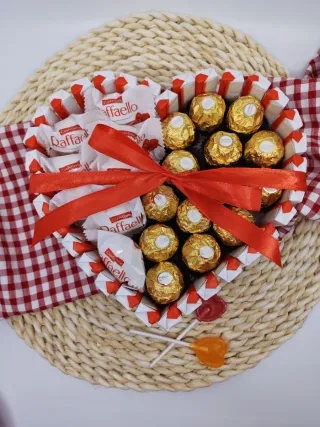 Corazón de chocolates artesanal