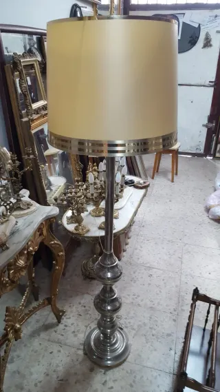 Lámpara de pie vintage dorada y beige