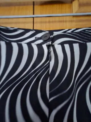 Falda estampada ondas blanco y negro.