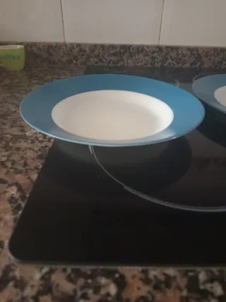 Vajilla azul y blanca . 10 platos llamos 10 hondos