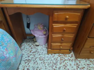 Escritorio de madera provenzal con cristal
