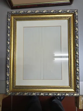 Marco de madera dorado con cristal