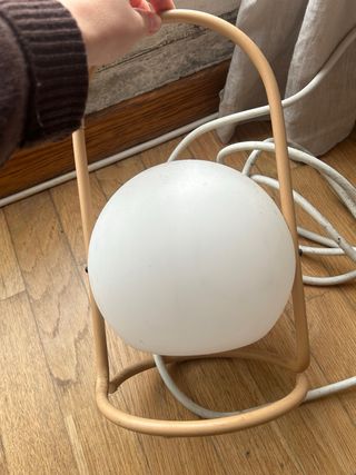 Lámpara de mesa inalámbrica de madera y cristal