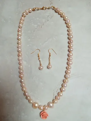 Collar y pendientes, perlas melocotón y flor