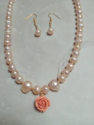 Collar y pendientes, perlas melocotón y flor