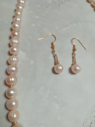 Collar y pendientes, perlas melocotón y flor