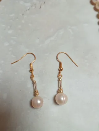 Collar y pendientes, perlas melocotón y flor