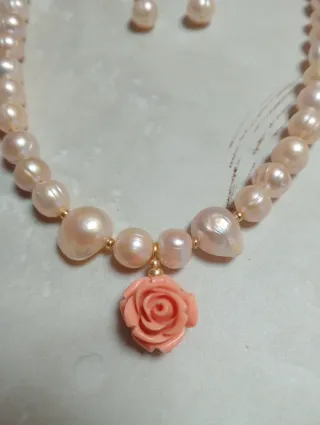 Collar y pendientes, perlas melocotón y flor