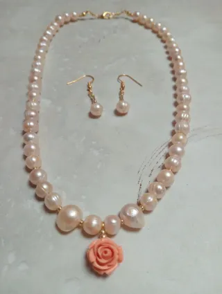 Collar y pendientes, perlas melocotón y flor