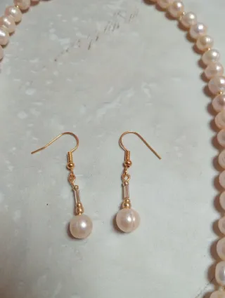 Collar y pendientes, perlas melocotón y flor