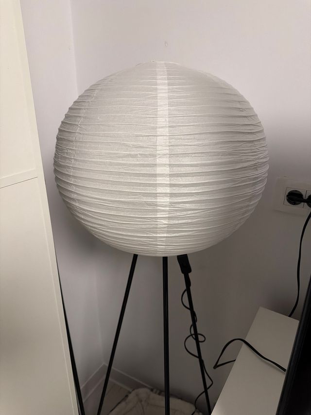 Lámpara de pie esférica