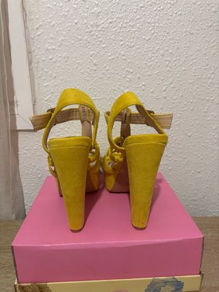 Zapatos de tacón Colour Cherie amarillos