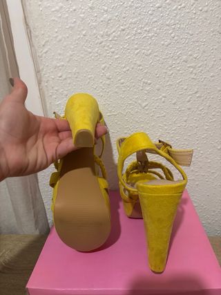 Zapatos de tacón Colour Cherie amarillos