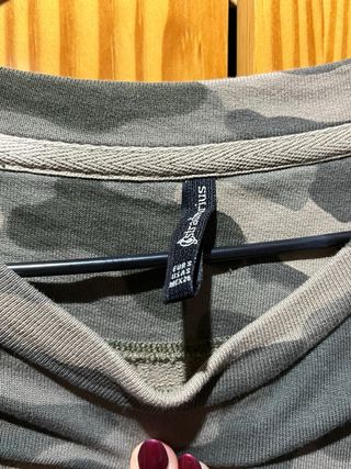 Sudadera Stradivarius camuflaje talla S