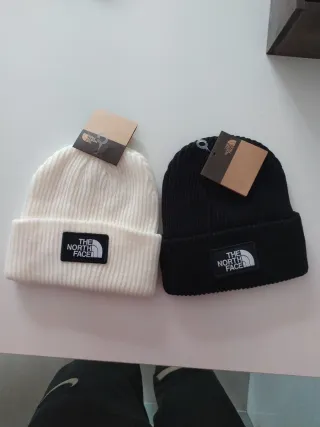 2 Gorros The North Face (Blancos y Negros)