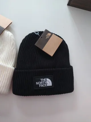 2 Gorros The North Face (Blancos y Negros)