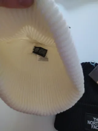 2 Gorros The North Face (Blancos y Negros)