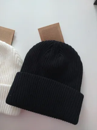 2 Gorros The North Face (Blancos y Negros)