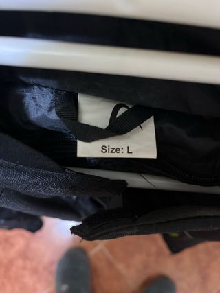 Chaqueta de moto negra con detalles amarillos