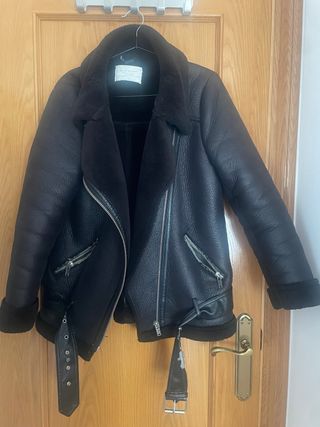 Abrigo efecto piel Zara con cinturón