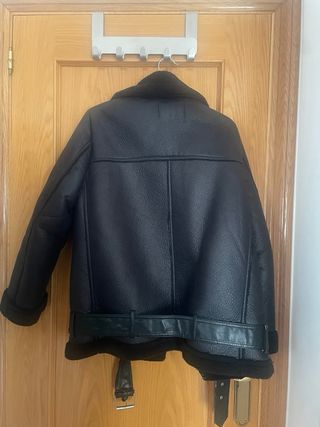 Abrigo efecto piel Zara con cinturón