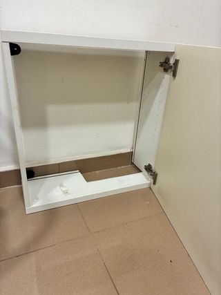 Columna mueble con puertas lacadas brillo.