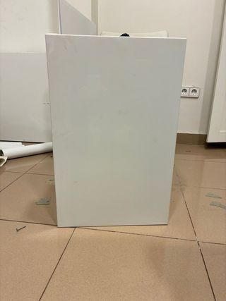 Columna mueble con puertas lacadas brillo.