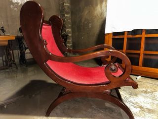 Silla antigua de madera y tela