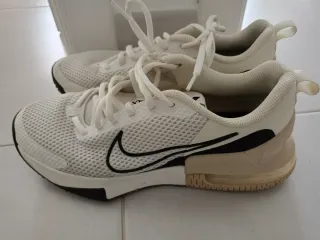 Zapatillas Nike Beige y Blancas