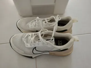 Zapatillas Nike Beige y Blancas