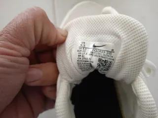 Zapatillas Nike Beige y Blancas