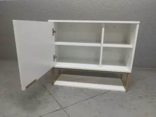 Armario de baño blanco con patas  doradas.