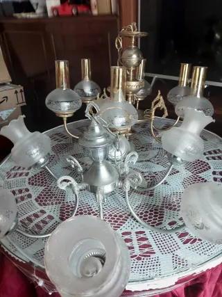 Lámpara de techo dorada y transparente