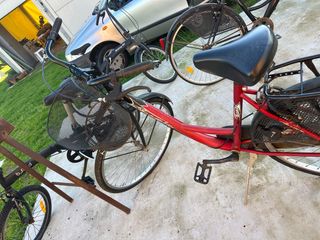 Bici da donna rossa con cestino